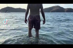 下赛季还能有长进不？湖人前锋拉拉维亚度假依旧不忘训练~