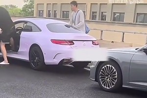 被吐槽拖鞋开车！王哲林亲自开车接张镇麟，只是这车属实有点小！