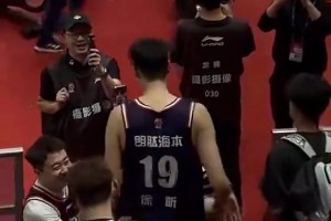 不嫌事大！广州球迷赛后曾对着徐昕高喊：x杜锋、x杜锋