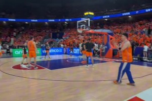 郭艾伦配文：恭喜上海队夺冠 恭喜我的老队友 怀念一起打球日子